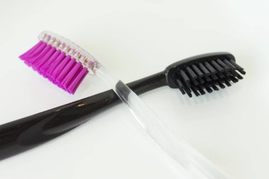 Pembe ve siyah renk beyaz küveti banyoda üzerinde iki diş fırçaları