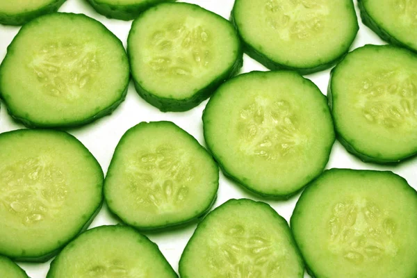 Rodajas Pepino Verde Primer Plano Sobre Fondo Blanco — Foto de Stock