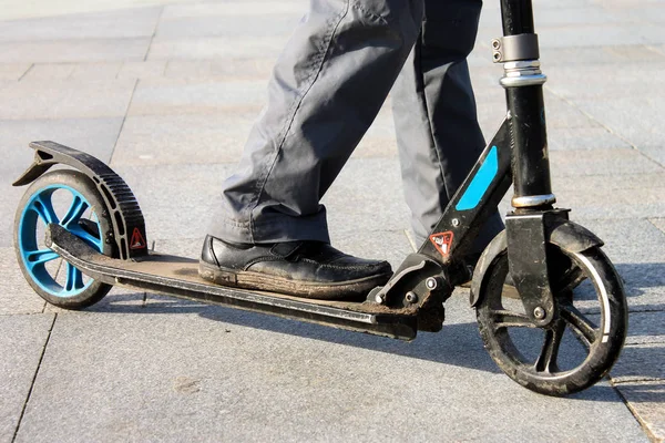 Niño Para Una Patineta Scooter Paisaje Urbano — Foto de Stock