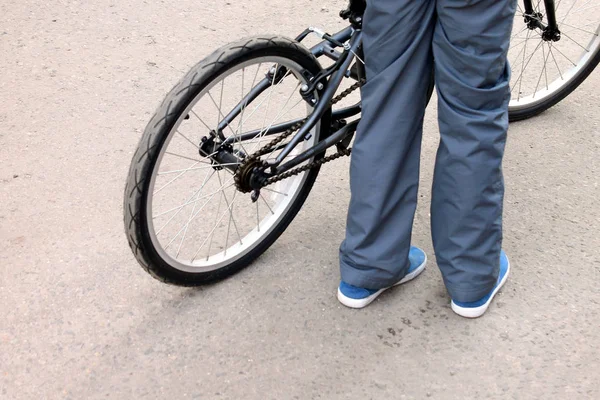 Criança Segurando Bicicleta Estrada Asfalto Cinza — Fotografia de Stock