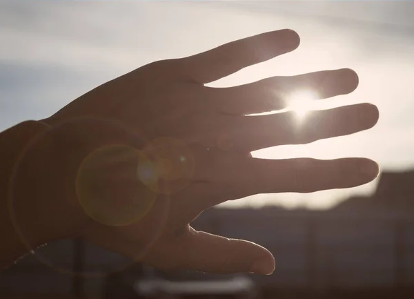 Mão Obscurecendo Sol Pôr Sol Com Raios Fazendo Seu Caminho — Fotografia de Stock