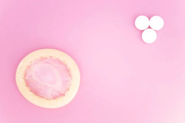 Nyitott Óvszer Rózsaszín Háttér Fehér Tabletták Másol Hely — Stock Fotó