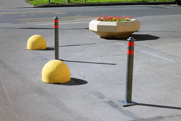 Postes Estacionamiento Grises Con Franjas Reflectantes Rojas Hemisferios Amarillos Que — Foto de Stock