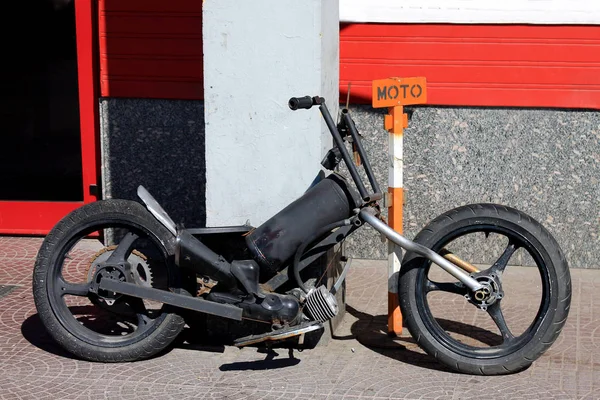 Bicicleta Motocicleta Vintage Retro Com Moto Nota Perto Entrada — Fotografia de Stock