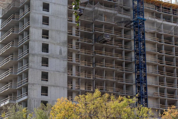 Multistoried, çok katlı bina yapım aşamasında. Endüstriyel arka plan