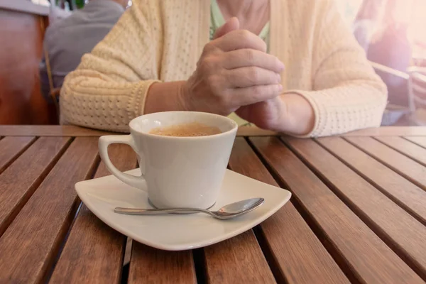 Femeie Vârstă Care Stă Lângă Masă Ceașcă Cafea Într Restaurant — Fotografie, imagine de stoc