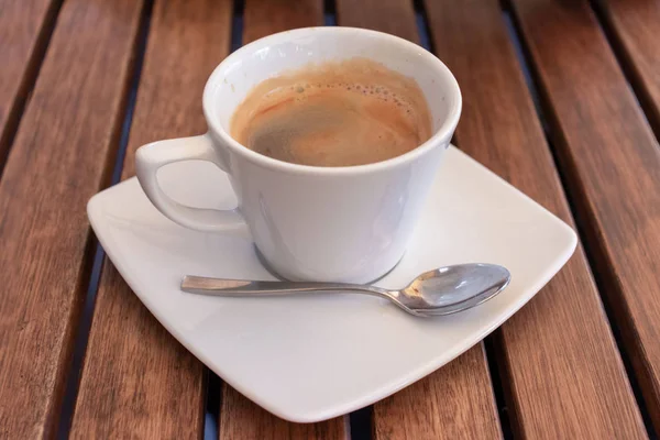 正方形 Sauser と木製のテーブル スプーンをコーヒーの白いカップ — ストック写真