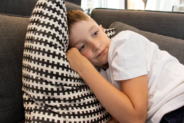 Kanepe ve yerine siyah-beyaz kareli yastık kafama yatan bir yakışıklı