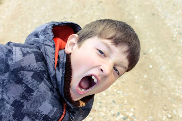 Ένα Αγόρι Φωνάζοντας Ουρλιάζοντας Ανοιχτό Στόμα — Φωτογραφία Αρχείου