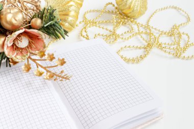 Romantik lüks Noel ve yeni yıl dekorasyon, altın top, boncuklar, ajanda, günlük beyaz tablo kopya alanı açıldı.