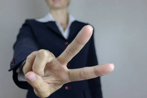 Junge Frau Weißem Hemd Und Anzug Mit Zwei Fingern Geschäftskonzept — Stockfoto