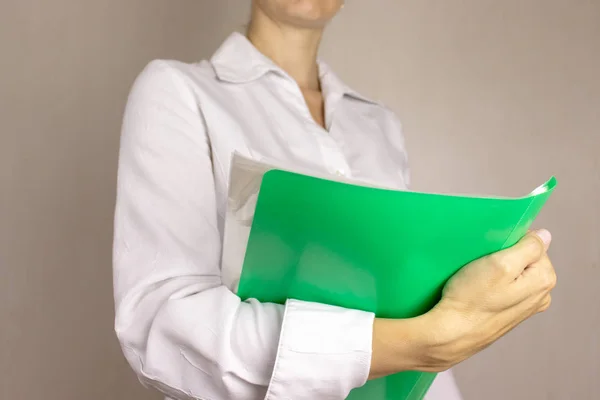 Mujer Joven Con Camisa Blanca Sosteniendo Una Carpeta Archivos Sus —  Fotos de Stock