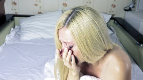 Blonde Jonge Vrouw Zittend Het Bed Huilen — Stockvideo