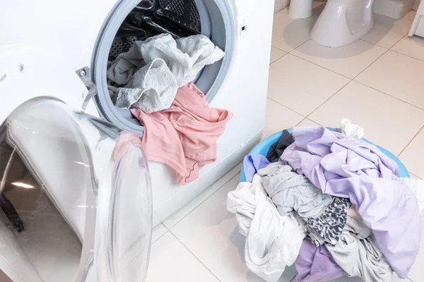 Çamaşır Makinesi Banyoda Yerde Kirli Çamaşır Çamaşırhane Ile Dolu Bir — Stok fotoğraf