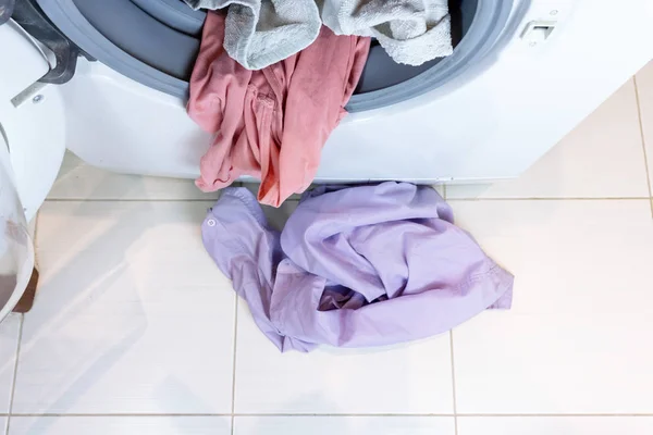 Πλυντήριο Ρούχων Γεμάτο Άπλυτα Και Βρώμικα Ρούχα Ένα Πάτωμα Του — Φωτογραφία Αρχείου