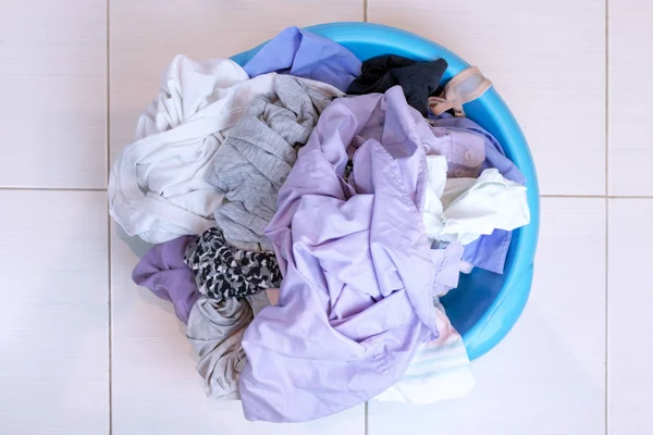 Kirli Kavramı Yıkama Çamaşırhane Banyoda Yerde Tam Bir Havza — Stok fotoğraf