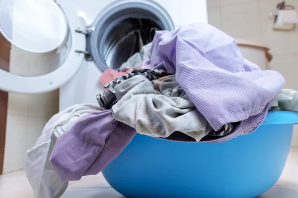 Banyoda Yerde Kirli Çamaşır Bulanık Çamaşır Makinesi Arka Plan Üzerinde — Stok fotoğraf