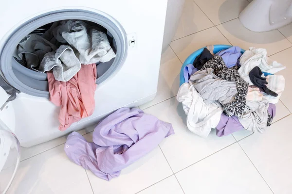 Çamaşır Makinesi Banyoda Yerde Kirli Çamaşır Çamaşırhane Ile Dolu Bir — Stok fotoğraf