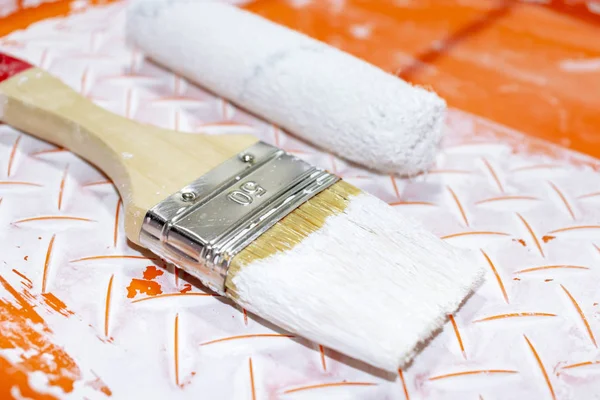 Brosse Rouleau Bac Peinture Orange Usagé Réparation Appartement Peinture Concept — Photo