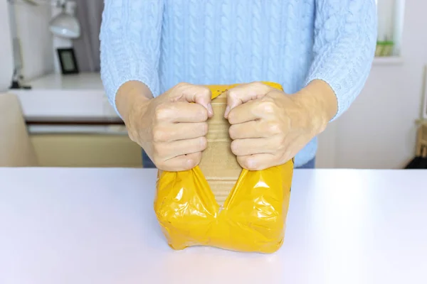 Een Vrouw Blauwe Trui Uitgepakt Unbox Tranen Van Plastic Verpakking — Stockfoto