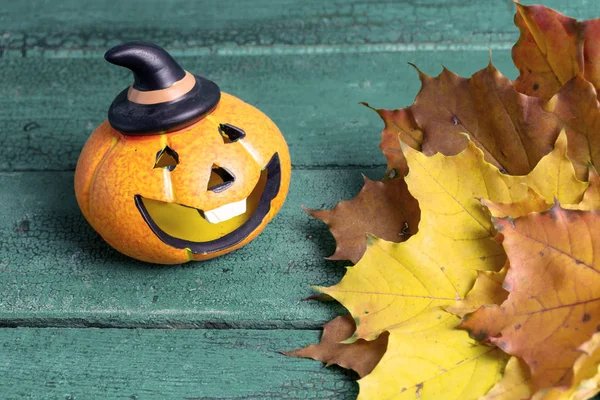 Hojas Otoño Sobre Fondo Texturizado Madera Verde Con Calabaza Halloween —  Fotos de Stock