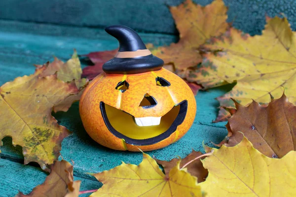 Hojas Otoño Sobre Fondo Texturizado Madera Azul Verde Con Calabaza —  Fotos de Stock