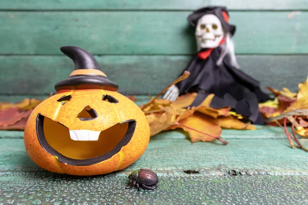 Calabaza Halloween Esqueleto Borroso Bruja Sobre Hojas Otoño Sobre Fondo —  Fotos de Stock