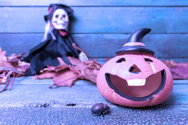 Halloween Kürbis Und Verschwommene Skeletthexe Über Herbstblättern Auf Hölzernem Hintergrund — Stockfoto