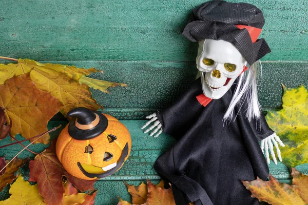Calabaza Halloween Esqueleto Borroso Bruja Sobre Hojas Otoño Sobre Fondo —  Fotos de Stock