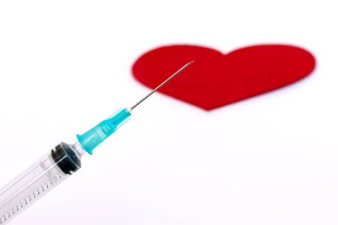 Şırınga yakın çekim beyaz zemin üzerine kırmızı kalpli.