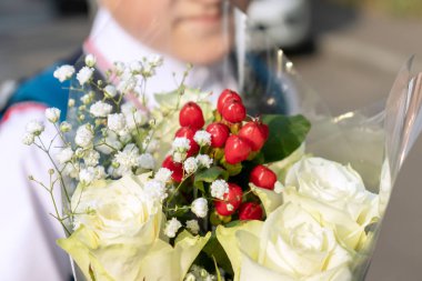 Buket beyaz gül yakın çekim ve bulanık çocuk içinde belgili tanımlık geçmiş.