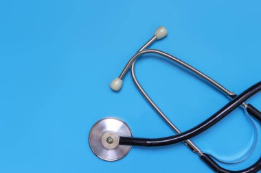 Stetoskop kopya alanı, düz yatıyordu, en iyi görünümü ile mavi arka plan üzerinde. Doktor ve tedavi kavramı.