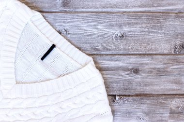 Beyaz kadın kazak, kazak kopya alanı, düz ile antika ahşap zemin üzerinde yatıyordu.