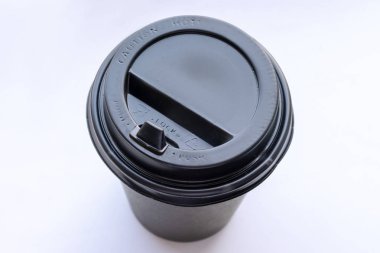 Beyaz arka plan üzerinde paket servisi olan restoran tek kullanımlık siyah kahve fincanı.