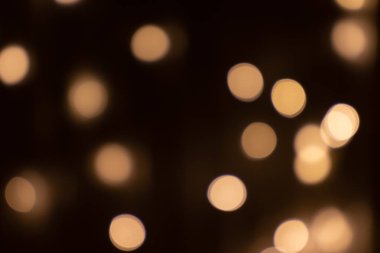 Bulanık ufuk altın parlak ışık, parlak lekeleri, koyu arka plan.