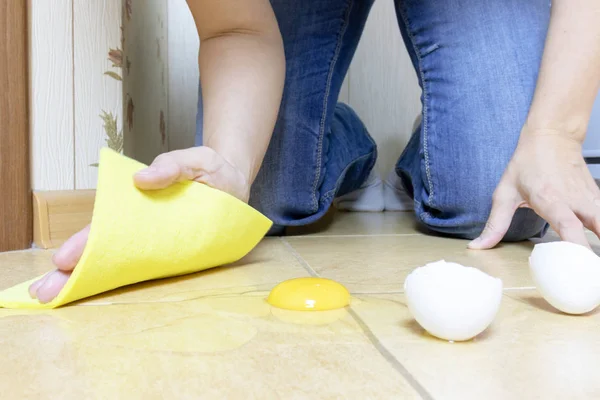 Beschnittene Frau Entfernt Zerbrochenes Mit Taschentuch Vom Küchenboden — Stockfoto