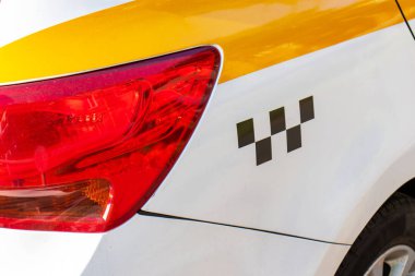 Bir iç çekiş taksi ile sarı ve beyaz araba kırpılmış.