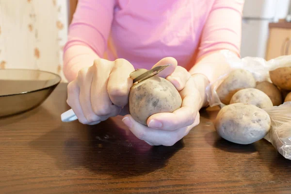 Жінка Сидить Столом Очищає Картоплю — стокове фото