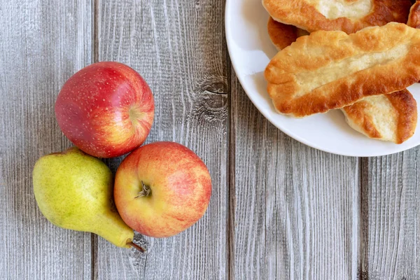 Φθινόπωρο Νόστιμα Μήλα Και Αχλάδι Και Ένα Πιάτο Της Ζύμης — Φωτογραφία Αρχείου