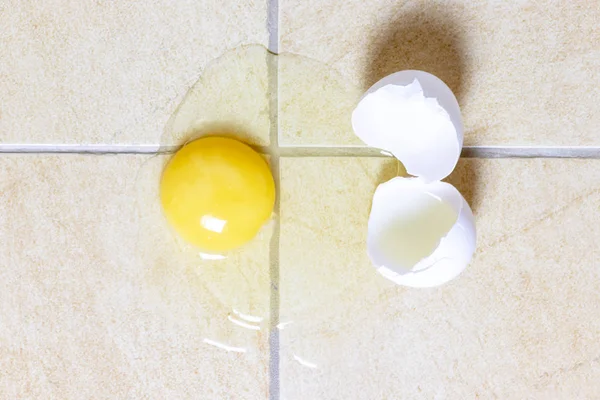 Λευκό Σπασμένο Αυγό Στο Πλακίδιο Δαπέδου Κουζίνας — Φωτογραφία Αρχείου
