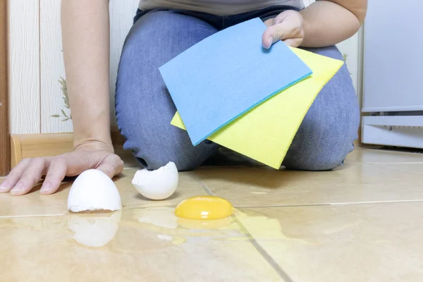 Bijgesneden Vrouw Klaar Voor Verwijderen Gebroken Met Een Weefsel Van — Stockfoto