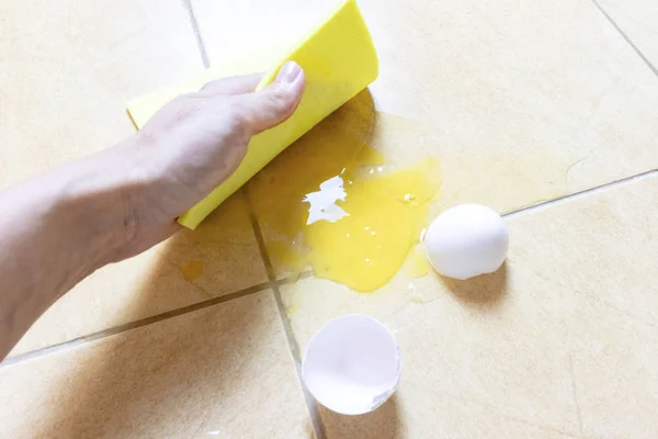 Γυναικείο Χέρι Σπασμένο Αυγό Ένα Χαρτομάντιλο Αφαιρεί Από Πάτωμα Της — Φωτογραφία Αρχείου