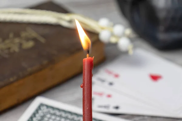 Brennende Rote Kerze Brennpunkt Verschwommene Alte Heilige Bibel Schwarzer Totenkopf — Stockfoto