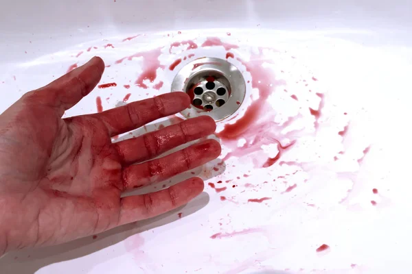 Αιματηρή Χέρι Και Αίμα Τους Λεκέδες Στο Μπάνιο Νεροχύτη Αιμορραγία — Φωτογραφία Αρχείου
