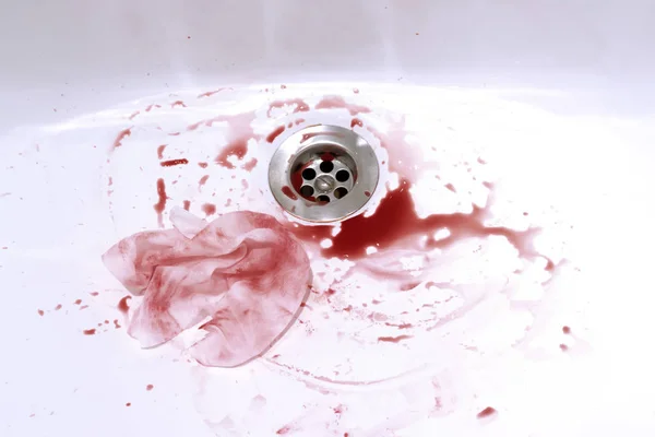 Κηλίδες Αίματος Και Αιματηρή Ιστού Στην Έννοια Μπάνιο Νεροχύτη Αιμορραγία — Φωτογραφία Αρχείου