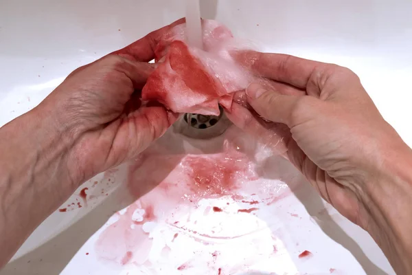 Αιματηρή Χέρια Κρατώντας Ένα Αιματηρό Ιστό Και Πλύσιμο Στο Νεροχύτη — Φωτογραφία Αρχείου