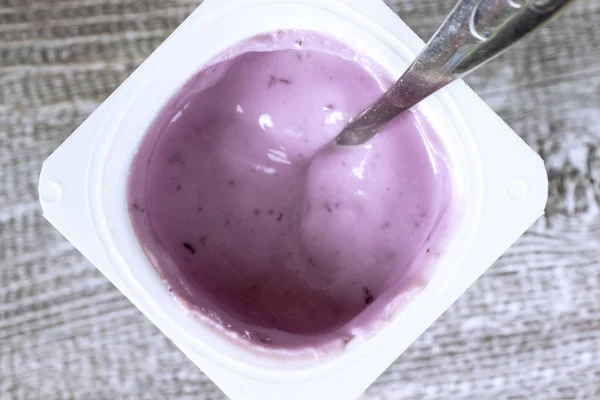 Blueberry Yogurt Plastic Cup Spoon Wooden Background Closeup — Stock Photo, Image