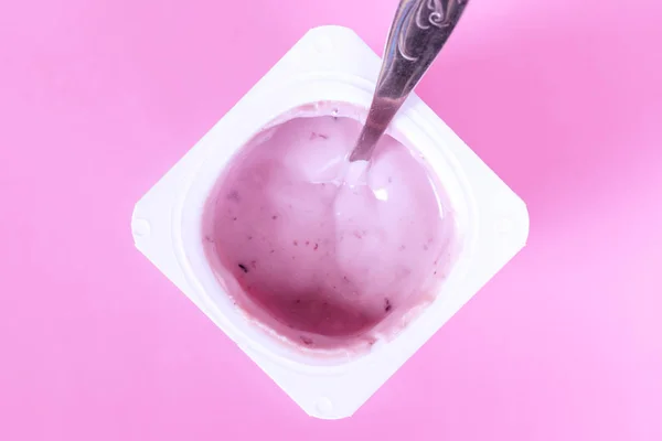 Áfonyás Joghurt Egy Műanyag Pohár Egy Kanál Belső Rész Rózsaszín — Stock Fotó