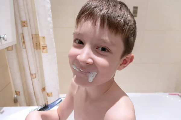 Sonriente Chico Baño Con Una Pasta Dientes Alrededor Boca —  Fotos de Stock