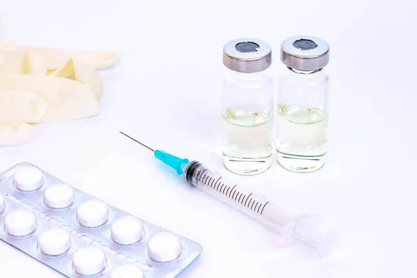 Satz Spritzen Zwei Fläschchen Tabletten Und Handschuhe Auf Weißem Hintergrund — Stockfoto